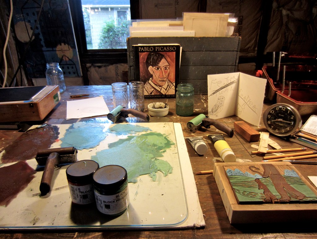 Dans un atelier de patine, que faut-il observer sur un meuble ?